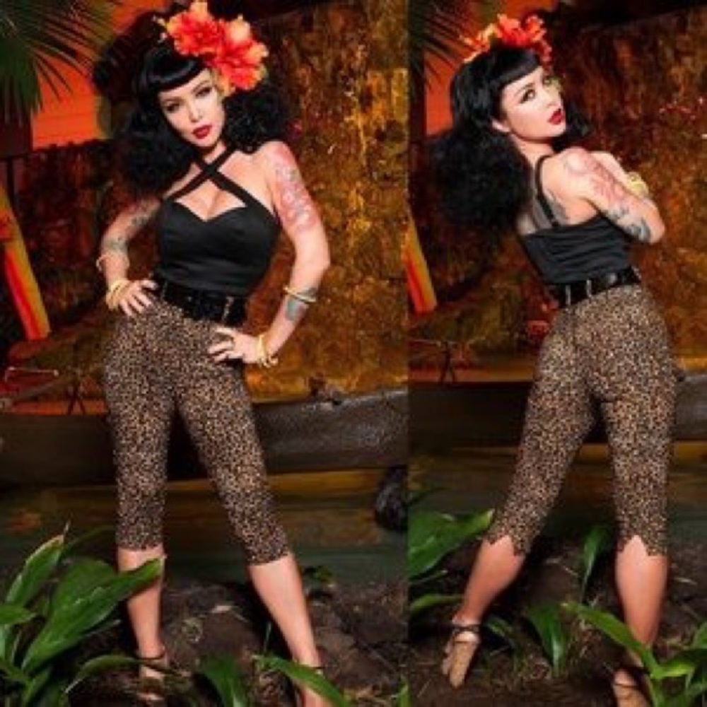 Deadly Dames PUG Leopard Capris Large